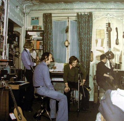 François de Roubaix dans son studio d'enregistrement de la rue de Courcelles à Paris, en compagnie de ses amis.